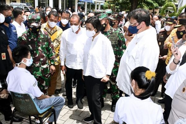 Menko Airlangga Kunjungi Vaksinasi di Sekolah Sutomo 1 Medan Gubernur Apresiasi Perhatian Pusat ke Penanganan Covid-19 Sumut